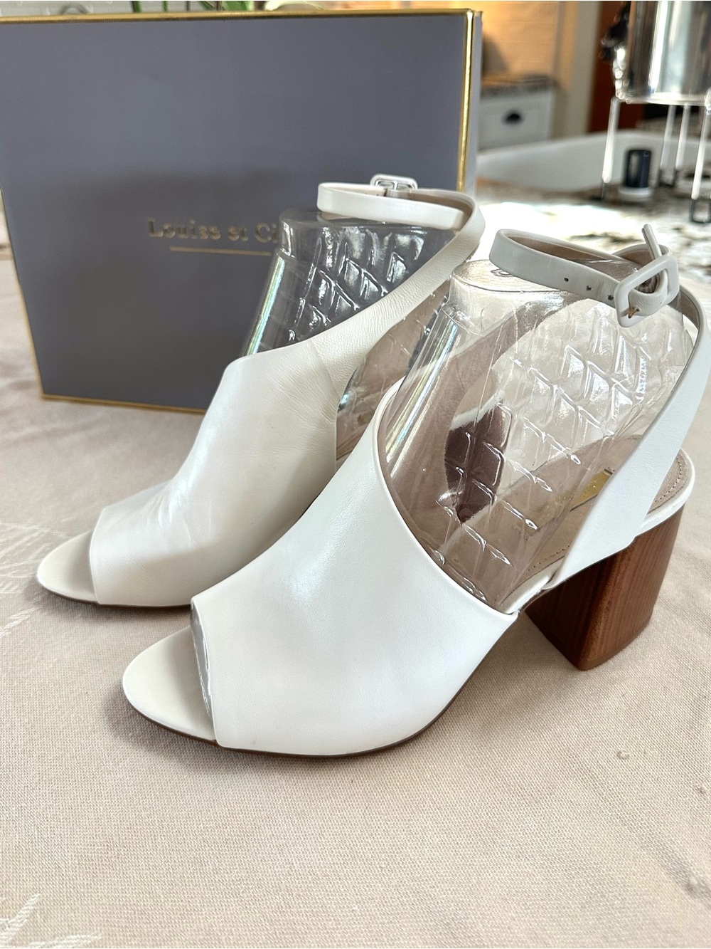Louise et Cie White Leather Peep Toe Block Heel Sandals Size 9 - Picture 5 of 10